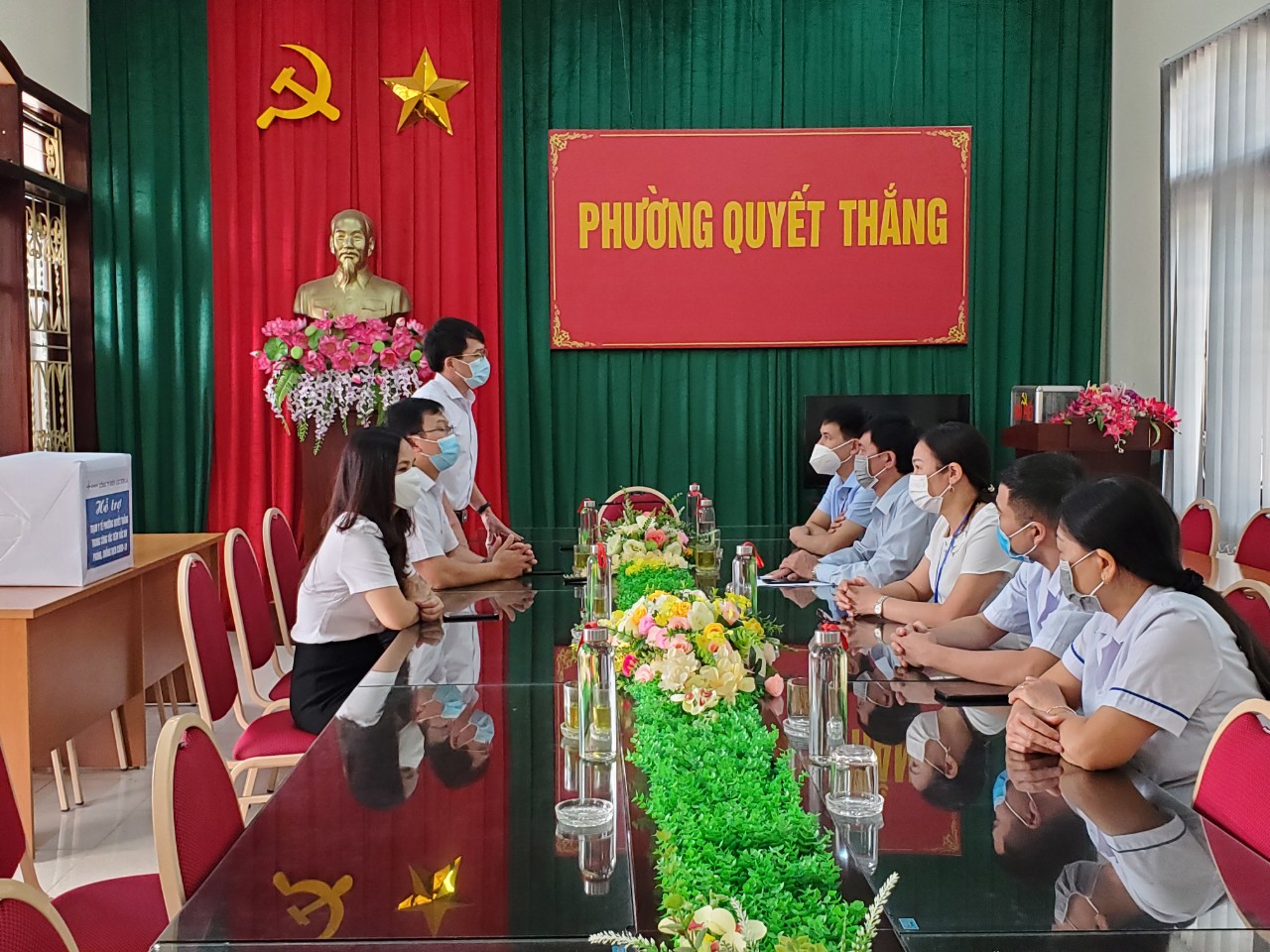 Trao hỗ trợ 02 bộ máy tính cho Trạm y tế Phường Quyết Thắng